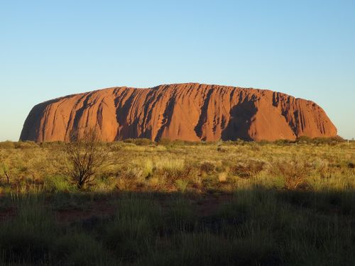 エアーズロック　石　オーストラリア　ウルル 自然の驚異！世界遺産ウルル（エアーズロック）と洗練都市