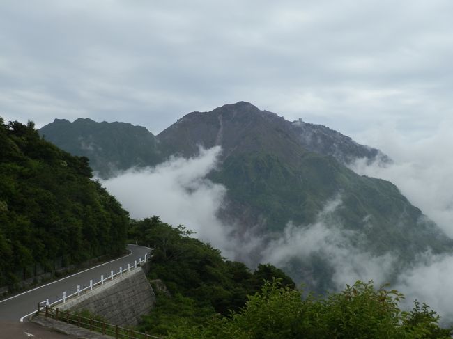 「2014年7月　長崎・熊本への旅（軍艦島・亀山社中編）」（　http://4travel.jp/travelogue/10992134　）<br />からの続きになります。<br /><br />7月の18日〜20日に長崎・軍艦島〜島原〜阿蘇に行ってきました。<br /><br />ここでは2日目島原でレンタカーを借りて、雲仙温泉・島原周辺をみて、フェリーで熊本に向かうまでの旅行記を記載しています。<br /><br /><br />【行程表】<br />【2日目】<br />島鉄本社前（8：32発）→島原鉄道・島原外港行き→島原外港（8：37着）<br />レンタカーにて<br />島原港〜仁田峠〜雲仙温泉〜大野木場砂防みらい館〜火砕流最長到達点〜土石流被災家屋保存公園〜雲仙岳災害記念館〜島原城〜武家屋敷〜しまばら湧水館〜島原港（レンタカー返却）<br /><br />島原外港（17：30発）→オーシャンアロー→熊本港（18：00頃）<br />熊本港（18：20）→九州産交・オーシャンアローシャトル→交通センター（19：00頃）<br /><br />Ｒ＆Ｂホテル熊本下通（泊）