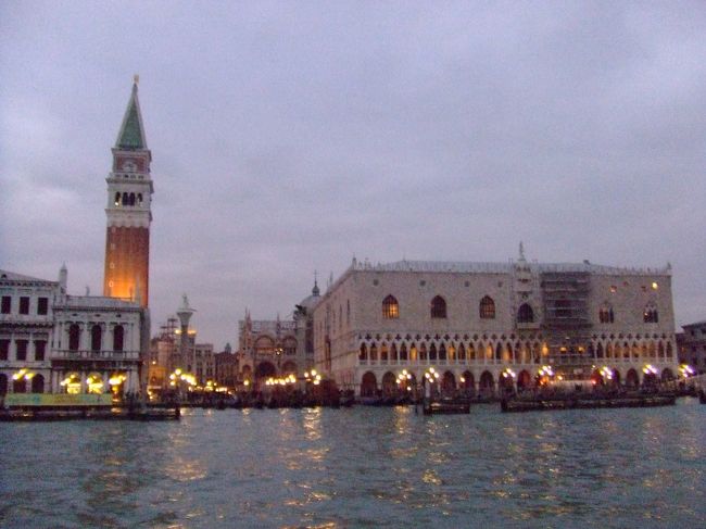 有休が消化しきれていないことが判明。11月にお休みが取れそうだったので、1年に1度は海外旅行に！という母の願いをかなえるべく、計画したところ、ベネチアに行ってみたい！というのでイタリアに決定。<br /><br />6度目のイタリア旅行。<br />ちなみにこれまでのイタリア旅行は…。<br />1994年8月にイタリア＆スイス旅行（友達の家を訪ねて3週間ほど。イタリアではミラノ・フィレンツェ・ローマ・ベネチア・ベローナ・コモ湖等）<br />1996年2-3月ヨーロッパ周遊3週間（イタリアはローマ・フィレンツェ・ミラノ・マッジョーレ湖）<br />1998年10月はローマ・フィレンツェ・ミラノを中心に9日間<br />2005年1月はHISの初売りの激安ツアー（ローマ6日間で59800円とか？）でローマ＆シエナ＆ピサへ。<br />2005年7月は南イタリア（ナポリ・カプリ島・アマルフィ・アルベロベッロ等）<br /><br />11/17　ベネチアの空港に到着したのは夜8時過ぎ。ホテルはサンマルコ寺院の裏手だったので、空港からはサンマルコ広場行きの船で行くのが一番簡単ということだったので、船で向かいました。<br />船での移動は海上からのベネチアの夜景も見ることができて一石二鳥でした。<br /><br />11/18　1日ベネチア観光。迷路のような街を歩いて散策。<br />サンマルコ寺院や鐘楼にも上りました。<br />観光ガイドブックを熟読していた母がどーしてもゴンドラに乗りたいというので、女二人ゴンドラに乗船（苦笑）。<br />夜はヴァポレットで夜景を見に行きました。<br /><br />11/19　朝８時ごろの電車でフィレンツェへ。朝焼けのベネチアもとてもきれいでした。<br /><br /><br /><br /><br />==============旅行の概要=============<br />（日付の前に★のついた日がこの旅行記該当日です。）<br /><br /><br />★11/17　成田発ＡＮＡでフランクフルト経由でベネチアへ【ベネチア泊】<br /><br />★11/18　ベネチア観光【ベネチア泊】<br /><br />★11/19　午前、鉄道でフィレンツェへ移動。午後、鉄道でピサへ【フィレンツェ泊】<br /><br />11/20　午前、フィレンツェ観光（ウフィツィ美術館）。午後、バスでシエナへ【フィレンツェ泊】<br /><br />11/21　午前、フィレンツェ観光。午後、鉄道でローマ経由でアッシジへ【アッシジ泊】<br /><br />11/22　午前、アッシジ観光。午後、ペルージャ観光→鉄道でローマへ【ローマ泊】<br /><br />11/23　終日、ローマ観光<br /><br />11/24　午前、ローマ観光。午後、空港へ。ローマからフランクフルト経由で成田へ【機中泊】<br /><br />11/25　午後、成田着