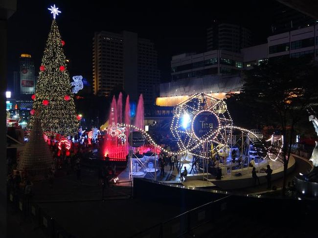 クリスマスのバンコクで友人と過ごしました。<br />友人も私も疲れることはしたくない!と、ショッピングとタイ料理とマッサージ目当ての旅。<br />ホテルも、この3つにとにかく近くて便利なことを重視して選びました。<br />私は何度も泊まっているセンタラグランド・アット・セントラルワールドです。<br />巨大なショッピングモール、セントラルワールド(CTW)直結のホテルです。<br />CTWの中には伊勢丹・ZENの2つのデパートと、沢山のレストラン、ショップ、エステ・・・と、ここだけで過ごせるくらいのテナントが入っています。<br />大規模デモの真っ最中ということと、年末の人出で渋滞が多いのも考慮して、徒歩のみで動けるのも重要でした。<br /><br />12月21日 バンコク到着 夜遅くに友人と合流 バンコク泊<br />12月22-24日 終日ショッピング<br />12月25日 移動日 BKK-HCM