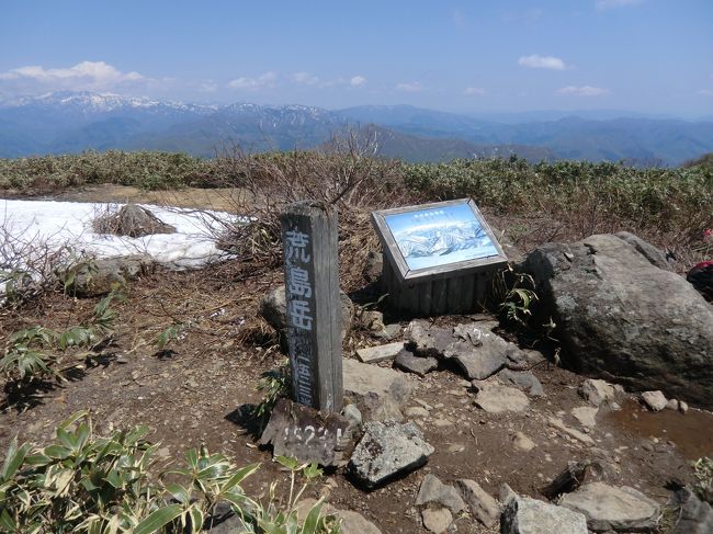 荒島岳登山行程。<br />勝山スキー場に車を止める(無料)。天候は快晴。<br />快晴で無風状態なので、半袖・短パンで登る。が、それでも暑さを感じる。夏山の3000m級に登るような天候状況。<br /><br />勝山スキー場8:45-登山口9:32-シャクナゲ平10:53-11:51荒島岳<br />荒島岳12:55-13:30シャクナゲ平13:45-14:50勝山スキー場<br /><br />シャクナゲ平付近の登山道・荒島岳頂上には雪が残っていた。頂上より白山がきれいに望めた。<br />下山後、勝山スキー場より車で約10分の九頭竜温泉平成の湯に入浴し、帰路へつく。<br /><br /><br /><br />