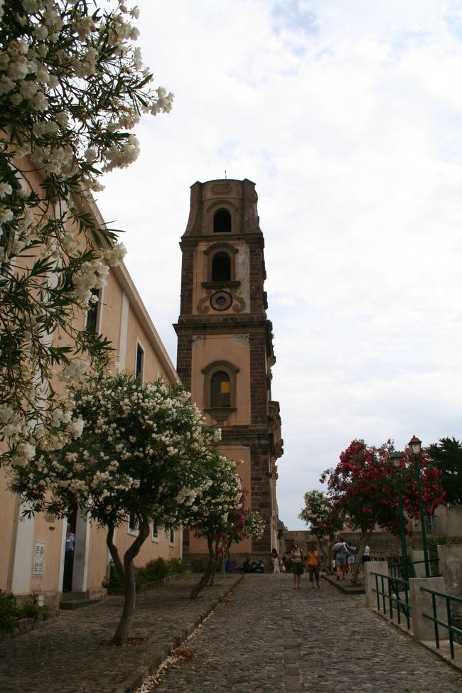 イタリアには何回か行きましたが、南の方はまだだったので、ツアーで行くことにしました。<br />ツアーは阪急交通社のクリスタルツアーです。<br />飛行機はアリタリアでミラノ経由でした。ミラノでの乗り換えで4時間ほど待たされたので、タオルミナのホテルに到着したのは12時近く。1日がとても長く感じられました。<br /><br />翌10日はエオリア諸島めぐりでした。<br /><br /><br /><br />================旅行の概要==========================<br /><br />5回目のイタリア。今回は南のほうに行ってきました。<br /><br />7/9　成田からミラノ経由でカターニアへ＜タオルミナ泊＞<br /><br />★7/10　エオリア諸島めぐり＜タオルミナ泊＞<br /><br />7/11　タオルミナの円形劇場等を見学後、アグリジェントへ＜アグリジェント泊＞<br /><br />7/12　アグリジェント見学後、パレルモ市内観光へ＜船中泊＞<br /><br />7/13　ナポリの卵城を見学後、カゼルタの王宮へ。その後ポンペイの遺跡へ＜ソレント泊＞<br /><br />7/14　カプリ島へ。島内を観光後、青の洞窟へ。その後、アマルフィをドライブ。＜ソレント泊＞<br /><br />7/15　マテーラの洞窟住居を見学後、アルベロベッロへ。アルベロベッロ観光＜アルベロベッロ泊＞<br /><br />7/16　アルベロベッロからバーリへ移動して、バーリからローマ乗継で帰国の途へ＜機中泊＞<br /><br />7/17　成田着