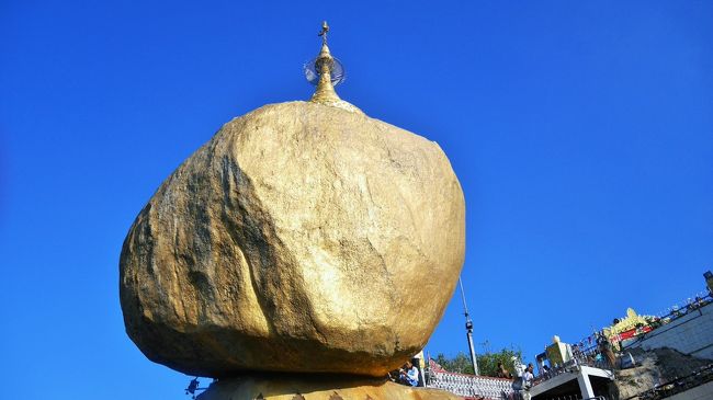 年末・お正月はいつも帰省して実家でまったり特番を見たり、地元の友達と女子トークをしているのですが、今年は11月に友達に誘われて急きょ旅行に行くことになりました。年越しを海外で過ごすのは初めてです。<br /><br />11月に決めたので航空券はすでにどこもかなりいい値段・・・<br />唯一お財布にやさしかったのがAir Chinaだったので、あまり評判が良くないけど、仕方なくそこに。（でも心配してた通りひどい目に・・）<br /><br />久しぶりの東南アジアはミャンマーへ！<br />煌びやかな寺院に初詣だよー！<br /><br /><br />＜エアライン＞<br />Air China<br /><br />＜レート＞<br />1円≒8.7チャット<br /><br />＜スケジュール＞<br /><br />12/31(水) 成田発<br />1/1(木）ヤンゴン<br />1/2(金)チャイティーヨ（キンプン）<br />1/3(土)バゴー<br />1/4(日)ヤンゴン<br />1/5(月)成田着<br /><br /><br />＜服装＞<br />・Tシャツ<br /><br />＜あるといいもの＞<br />・ウエットティッシュ（寺院は裸足で入るところがあるが、足が超汚くなる）<br />・ビニール袋（上記の理由で靴入れがあるとよい）