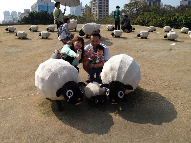 帶著一&#27506;的小孩前往高雄中央公園，今年正好是中國&#26310;法中的羊年，所以公園&#20839;有羊群裝置藝術，小朋友在這邊玩得很開心