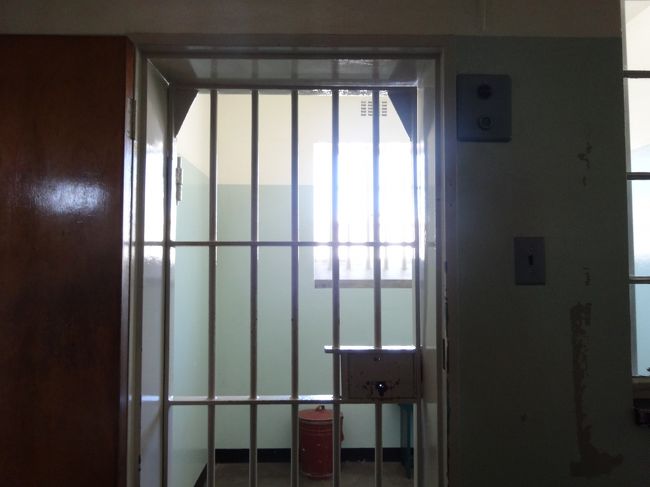 「ロベン島」にある「旧刑務所」は「ケープタウン」から「約１２ｋｍの沖合」の「テーブル湾」にある、かつては「政治犯の強制収容所」の設置や「ハンセン病患者の隔離」が行われていた「刑務所・収容所」です。<br /><br />「ネルソン・マンデラ」をはじめ「反アパルトヘイト運動の活動家」たちが政治犯として収容された刑務所で「１９９９年」に「負の世界遺産」として「世界遺産」に登録されています。<br /><br />現在は「博物館」となっていて「元収監者」が案内してくれます。<br /><br />写真は「ネルソン・マンデラ」が収容されていた「独居房」です。<br />