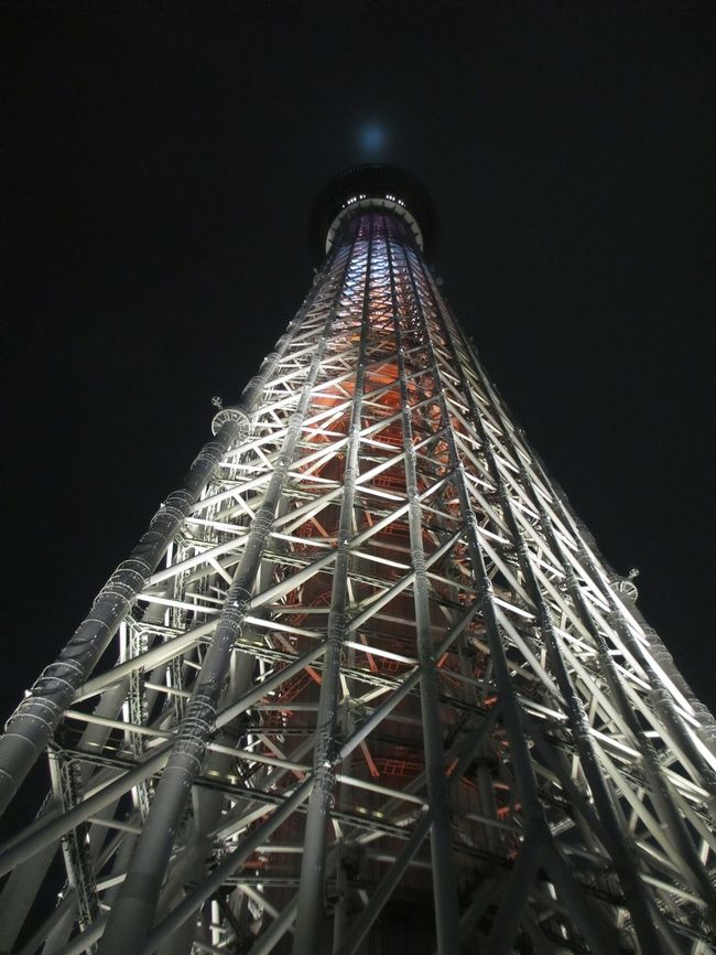 綺麗な夜景を見に行こうと思い立ち、スカイツリーへ行ってきました。<br />土曜日の２１時頃なら空いているだろうと見込んで出かけました。<br /><br />コンデジとアイフォンでの撮影です。<br />コンデジは少し遊んでみました。