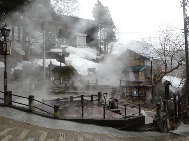 ここしばらく深夜も早朝も仕事していたので、ちょっとお休みして２泊３日で野沢温泉へ行ってみました。北陸新幹線も開通したしね（って、長野から一駅先までしか乗らないですけれど）。<br />のんびり散歩しながら共同浴場めぐり。いやぁさすがの名湯、すばらしい温泉ですね！野沢温泉村ばんざい！<br />まずは一日目です。