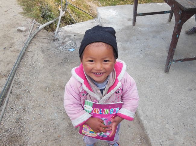 １か月間にたくさんの子どもたちに出会った。町の中で、学校で。着ているものはどの子もみすぼらしいが、笑顔はとびっきりだ。この笑顔に会いたくてネパールに通っているようなものだ。カトマンズ以外のところで出会った子どもたちの笑顔でネパール旅行記を終わりたい。