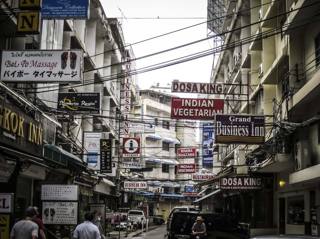 タイのバンコクへ出張です。<br /><br />元バックパッカーとして色々と思い出のある街です。<br />カオサン通りとかには寄らないけど11年ぶりに見てみたいなぁ…その変化。<br />ワッタナー氏の10バーツラーメン、バンランプーの焼飯の店<br />、阪神小林似の親父の中東料理屋…リンダGHとか。。<br /><br />何より今回は同行者が羽田で乗り遅れ一日だけの一人旅、<br />「出張サラリーマンはバックパッカーの夢を見るか？」