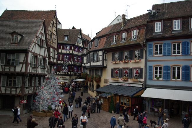２０１４年スイス・フランス・ドイツを周遊し、クリスマスを楽しんで来ました。<br />スイスからフランスに入り、まずはコルマールへ。バーゼルからはライン川が国境となっている<br />ドイツとフランスの境を北上して１時間半。<br />「アルザス･ワイン街道」の真ん中に当たります。<br />アルザス地方はかつてドイツ領だったこともあり、ドイツ風の建物が多くあります。<br />あまりフランスらしくないのかもしれません。<br />しかし、街並み自体が華やかで、クリスマスデコレーションの豪華さと言ったら<br />「さすがはフランス」と賛嘆することしきりでした。<br />スイスには申し訳ないけれど、ようやくウキウキした気分になりました。