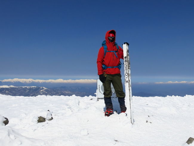 何となくお気に入りの北八ヶ岳再訪。昨年の7月に訪れた蓼科山だが、今度は雪のシーズンに挑戦。<br />1泊2日の行程で、コンディションの良い日に蓼科山、もう一日は車山・霧ケ峰あたりをスノーシューで遊ぼうという計画。