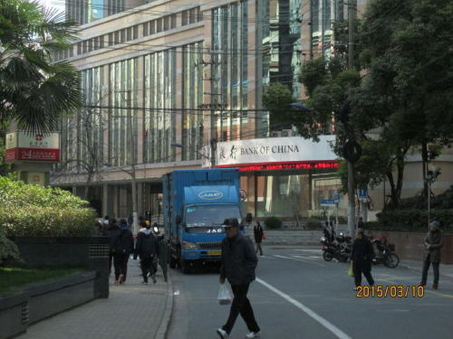 南京東路の湖北路から海口路へ進み、更に北海路へと進み西蔵中路まで結ぶと半円形となる。これは第二世代の競馬場の外周道路の址です。最初は初期の英国租界の西側、河南中路沿いに造り、二回目は拡大した英国租界の西側、西蔵中路沿いに造り、三回目は共同租界の今の人民公園に造りました。競馬会は英国租界が西へ拡大する度に高値で売却し、西に新たな土地を安値で確保し、不動産バブルの上海で巨額の富を手に入れました。第二世代の競馬場の外周道路の址を歩いて見ました。これらの路には優秀歴史建築はありません。路の形が英国租界の名残りです。