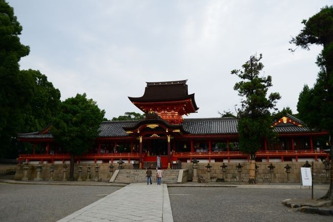 夏の京都の旅、実質２日目。中学の修学旅行から始まって何度も訪れている京都なので、有名どころは一度や二度は行っているのですが、それでも行ったことのない場所はまだまだあります。<br />今日は午後から天気が崩れそうということ。迷った結果大阪との府境にある石清水八幡宮に参拝して、伏見の酒蔵あたりを回ってみようということになりました。