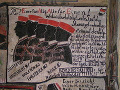 ≪ハイデルベルク大学の学生牢の落書き：三銃士の言葉「一人は皆の為に、皆は一人の為に！」≫