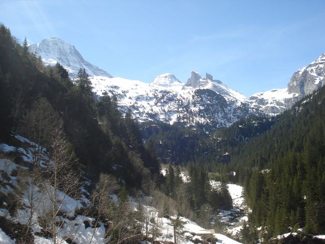 Lauterbrunnen→Stechelberg→Trachsellauenenを歩きました。Trachsellauenenが標高1202mで、この時期、雪が、残ってるはずだと思い、橋を渡らず少し進んでみましたが、矢張り残雪があり、引き返し、橋を渡って進みましたが、こちらもすぐ残雪に阻まれ戻りました。シュマドリバッハ滝Schmadribachfallを見に行ったメンデルスゾーンもどこまで行ったか知らないので、よしとするか、夏に再挑戦するか、未定です。