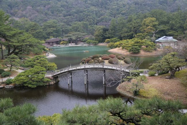 寒い冬に温まろうと、香川の温泉に入る旅を計画。１日目は奈良から淡路島を通り、鳴門海峡を渡り、津田の松原、カメリア温泉に立ち寄る。何故か淡路島の休暇村南淡路に戻り、泊まる。新鮮な魚、野菜、肉を中心にした、バイキングはなかなかの物。２日目はまた鳴門大橋を渡り、すぐ地道に降り、讃岐の手袋資料館に向かう。香川は日本では手袋の歴史ある産地とのこと。その後、塩江温泉の行基の湯に浸かり、温泉の隣で美味しいソバを食べる。お腹がいっぱいになったので散歩のため、栗林公園に車を進めた。表紙写真は栗林公園。