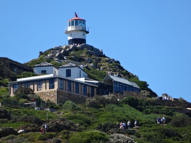 「ケープポイント」は「全長約７５ｋｍ」の「ケープ半島の最南端」にあり「喜望峰」よりも「最南端」にあります（アフリカ大陸の最南端はアグラス岬）。<br /><br />この地域は「ケープ植物区保護地域群」として「世界遺産（自然遺産）」に登録されています。<br /><br />写真は「ケープポイント」に建つ「旧灯台」です。