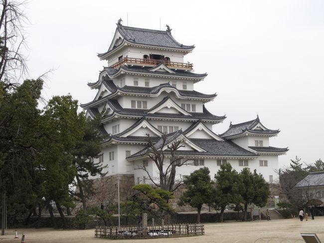 鞆の浦から戻ってきて、旅の最後に訪れたのは福山城。<br /><br />福山駅は福山城の敷地内に建ってるので、交通案内は駅から徒歩０分なんだそうです。