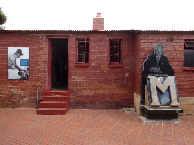 「マンデラ・ハウス」は「ヨハネスブルグ」の「ソウェト」にある「ネルソン・マンデラ元大統領」が「１９６３年」に逮捕される「前年」までの「１４年間」暮らした家で、現在は「博物館」になってます。<br /><br />「住所」は「南アフリカ」で「最も有名な住所」である「ソウェト、オーランド、フィラカジストリート、ハウス８１１５」です。<br /><br />また、この家のある「フィラカジストリート」は「ネルソン・マンデラ」と「デズモンド・ツツ司教」の「２人のノーベル賞受賞者を輩出した通り」として世界的にその名を知られています。