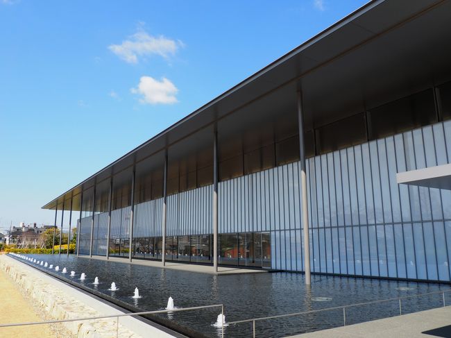 京都国立博物館では3月29日(日)まで、特別展観「天野山金剛寺の名宝」が行われています。<br /><br />また河内長野の金剛寺の金堂は今修理中で、その修理の間ご本尊である大日如来坐像、そして脇侍の不動明王坐像は京都国立博物館に置かれています。<br /><br />展示期間が残り少なくなってきた、この日国立博物館を訪ねることにしました。<br /><br />そして、博物館の後は近くの智積院で、長谷川等伯の障壁画と名勝庭園を楽しみます。<br /><br />【写真は、京都国立博物館の平成知新館です。】