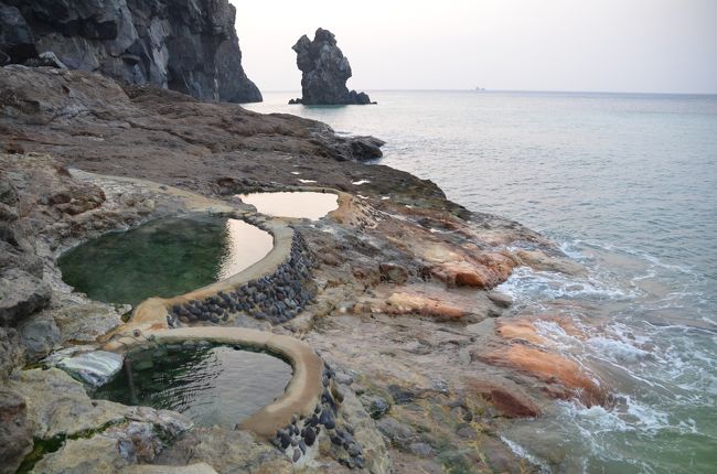 暖かくなりはじめ天候も安定している季節なので、離島に遊びに行きたいと思い計画しました。海が綺麗な島に行きたいところですがこの時期に海で泳ぐのは厳しいので海遊びができなくても楽しめそうな島を探していたところ硫黄島という島が目に飛び込んできましたので小笠原の硫黄島（いおうとう）ではない鹿児島の硫黄島（いおうじま）に行ってきました。情報がほとんどなく第一印象は海辺の東温泉と茶色い海だけが見どころのように感じられましたが、実際に行ってみると白い海、野生の孔雀、山から噴き出す硫黄煙、椿の花畑、苔の絨毯の道など美しい自然を沢山楽しむことができました。全然観光客が居ませんでしたが個性的な環境で楽しい島ですので観光ＰＲを頑張ってほしいものです。<br /><br />島それぞれの独特な雰囲気を楽しむのが好きでこれまで数多くの離島を訪問してきましたが日帰り出来ない島を訪れるのはこれが初めてのことでした。