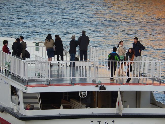 ３月２７日、午後５時過ぎに需要家訪問の序に両国橋へ立ち寄った。　この一週間寒の戻りで寒かったが、この日の気温は２０℃にもなり、まさに春うららかな隅田川を見ることができた。　隅田川を航行している東京水辺ラインのクルーザーも気持ち良さそうに甲板の上に出て周囲の景色を眺めている人が見られた。<br /><br /><br /><br />＊写真は気持ち良さそうにクルーザーの甲板の上に出て周囲の景色を眺めている人々