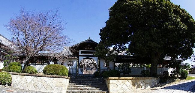 貞享4年（1687年）、久屋町（現在の久屋大通付近）の豪商・味岡次郎九郎が早逝した一人娘の菩提を弔うために現在の寺地を寄付して建立された。当初の寺号は多聞寺と言い、源頼朝が建立したという多聞寺の山門を移築すると共に、その寺号を拝領したものであったが、元禄2年（1689年）に香積院と改めた。 現在も残る総門と山門（丸い入口を持ち、丸門とも龍門とも呼ばれる）は建立当時に移築されたものであるという。<br />観音堂の隣には視覚障害の方が拝めるようにと、手で触れる「ふれあい観音」があります。総門の脇には2体の子安地蔵が並んでいます。1体は可愛い子どもを抱き、大きい1体は錫杖(しゃくじょう)を持ち、足元には14体の小さなお地蔵さんがいます。 香積院の桜は毎年樹齢100年を超えた江戸彼岸系の枝垂れ桜で、3月下旬頃、名古屋市内の桜開花に先がけ満開となります。