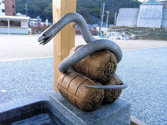 少々古い旅行記になりますが、今から二年ほど前に山口県の白蛇神社[http://www.shirohebi.com/jin.html]<br />に参拝しました。当時、三連休を利用して帰省したがっていた私たちに、闘病中だった母は、この三連休は帰省せずに、白蛇神社にでも出掛けたらどうかと勧めてくれました。結局、白蛇神社を訪問したあと、海を渡って四国に帰省しましたが・・・・・・。<br /><br />実際に訪問してみると、神社というよりは、白蛇を保存するために、神社は後付けのような印象を受けました。蛇が苦手な方は、スキップされたほうがよろしいかと思います。<br /><br />なお、このアルバムは、ガンまる日記：白蛇神社参拝[http://marumi.tea-nifty.com/gammaru/2015/03/post-3e33.html]<br />とリンクしています。詳細については、そちらをご覧くだされば幸いです。