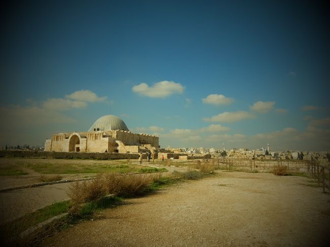 ２０１４年締めくくりの旅は、中東ヨルダンへの旅。<br />最終日は首都アンマンへ移動し、アンマン城と城内の考古学博物館を見学してきました。<br /><br /><br />１２／２１　ＱＲ８０７　２２：２０　成田発<br />１２／２２　　　　　　　０４：３５　ドーハ着<br />　　　　　　ＱＲ４０２　０７：２０　ドーハ発<br />　　　　　　　　　　　　０９：２５　アンマン着<br />　　　　　　入国後、マダバ観光、ネボ山見学し、一路ぺトラへ<br />　　　　　　夜はぺトラキャンドルナイト<br />１２／２３　ぺトラ遺跡観光（約５時間）後、一路、死海へ<br />１２／２４　ホテルのプライベートビーチで浮遊体験後、アンマンへ<br />　　　　　　アンマン見学後は、空港へ<br />　　　　　　ＱＲ４０１　１６：００　アンマン発<br />　　　　　　　　　　　　１９：３０　ドーハ着<br />１２／２５　ＱＲ８０６　０１：１０　ドーハ発<br />　　　　　　　　　　　　１６：５５　成田着