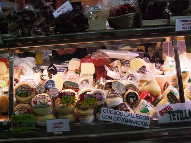 ガリシア地方はシーフードが豊富。ガリシアチーズも有名。伊勢の赤福のように、巡礼者がお土産に買う定番お菓子もあります。巡礼地として人気になった理由の一つはこれらの名物の存在もあるのでは。