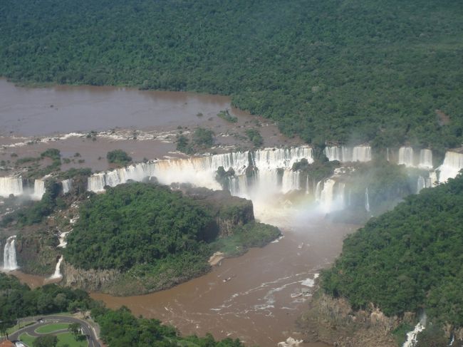 旅行３日目。今日はブラジル側からのイグアスの滝を攻めます。現在(2月)は雨季のため水量が豊富で絶景が期待できるはず。オヤジ、ワクワクします。