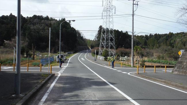 あと一歩のところで、市原市片又木から泉台まで抜ける道路が完成するところだったのだが、、、<br /><br />その状況が長年続いて付近の住民は、どうしたものかと考えていた。