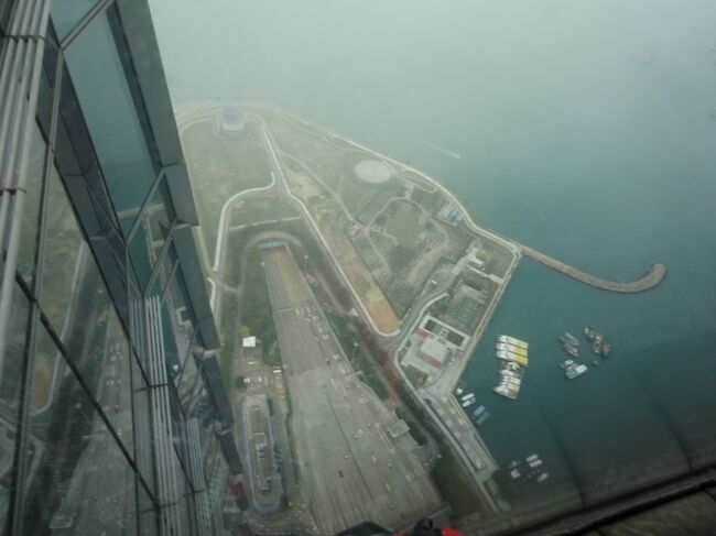 とても展望の悪い日でした。リッツからは対岸はほとんど見えませんでしたが、真下だけ見えました。１０３階トイレから見下ろした香港島への西区海底トンネルのカオルーン側入口です。<br /><br />１日目http://4travel.jp/travelogue/10994164<br />２日目http://4travel.jp/travelogue/10995913<br /><br />３日目ホテル近くのチャーチャンテン（ファミレス）美新小菜館で朝食。湿度９７％で何も見えなかったのでリッツへは１０３階トイレに立ち寄っただけで早めに空港へ。空港で４時間以上過ごしました・・・。<br />どうしても空港へは早めに着いておきたくなるのですが、最終日の過ごし方を次回は考えたいと思います。<br />もっともっと食べたかった～。また来るよ、香港。