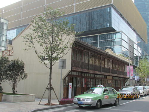この建物は、1920年に毛沢東が上海に身を寄せた際に、ここで革命を決意したとされる中国の現代史上、貴重な歴史遺産となっています。この建物の中には、毛沢東の当時の遺品や住居の様子が展示されています。入場料は無料で、しかも、写真は撮り放題です。そして、この展示場所の壁向こうには、中国現代アートのギャラリーが併設されています。名称が「MAO SPACE」という英語表記です。ケリーセンターという香港系のデベロッパーによる開発により、中国現代アートのギャラリーと毛主席というコントラストが現代中国を象徴していると感じました。毛沢東の文化大革命は今だに理解出来ません。静安区安義路61号。静安寺嘉里中心(ケリーセンター)大規模商業施設 の中に潜む毛沢東の旧居です。近くには毛沢東寓所旧址、(茂名路)威海路583弄3、5、7号、4−D4。 1924年 夏、湖南から妻楊開慧と岸英、岸青の二人の幼子を呼び寄せた住居が残っています。