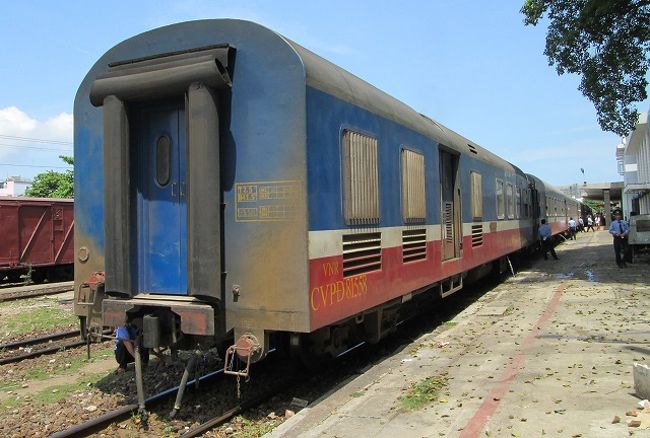 　ベトナム社会主義共和国。鉄道は現在はベトナム南北を縦断する南北線（統一鉄道）、ハノイからハイフォンやハロン湾などへ至る支線、中国からの国際列車が走るラオカイ線などがある。軌間（レールの幅）は1000mmのいわゆるメーターゲージで、タイやミャンマーなど東南アジアで多く見られる規格だ。<br />　今回の旅行ではベトナム南北を縦断する夜行列車への乗車がメインだ。現在は最速の列車が約30時間で走破しており、2泊を要する（1泊で済む列車もあるが、朝出発して終点へは翌日夜に到着する。これは最速列車ではない）。夜行列車乗車前後の時間調整として、支線のハイフォン線への乗車とメコン川ツアーを採り入れている。<br /><br />【大まかな行程】<br />1日目・・・成田空港→ハノイ・ノイバイ国際空港→ハノイ（ハノイ泊）<br />2日目・・・ホテル→ロンビエン駅→ハイフォン→ハノイ→サイゴン行き夜行列車に乗車（車中泊）<br />3日目・・・サイゴン行き夜行列車乗車（車中泊）<br />4日目・・・→サイゴン（ホーチミン市）→メコンデルタツアーに参加→ホーチミン→ホーチミン・タンソンニャット国際空港→深夜便で羽田空港へ（機中泊）<br />5日目・・・→羽田空港→地元の空港<br /><br />　日程の都合から3泊風呂無しになってしまった。これは夜行列車を途中下車したりホーチミンに1泊すると上手く予定が組めなかったためだ（参考までに、タンソンニャット国際空港にはシャワーや風呂の設備は無い）。