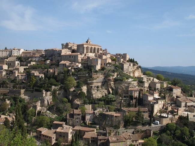 春の恒例行事となっている、母との旅行☆<br />今年は南仏プロヴァンス＆姉のオススメ・モンサンミッシェルを9泊11日で巡りました。<br />母との旅行はパッケージツアーにお世話になるようにしていたのですが、今回はツアーが催行人数に達さず、ホテルもＴＧＶも全部自分で予約し、個人旅行に挑戦しました。<br /><br />お城のようにかわいらしいシャンブル・ドット、プロヴァンスの青い空と世界遺産：ポンデュガール、おいしい食事、天空の城ラピュタのような鷲の巣村、そして夢のモンサンミッシェル☆<br />お天気にも恵まれ、夢のようなステキな旅になりました!!<br />ハードスケジュールを頑張ってくれた母に感謝☆いつまでも元気に一緒に旅行しようね。<br /><br />《スケジュール》<br />4/1 羽田→ニース<br />4/2 ニース→モナコ→エズ→ニース<br />4/3 ニース→アンチーブ→カーニュ・シュル・メール→ニース<br />4/4 ニース→（TGV）→アヴィニョン<br />4/5 アヴィニョン→リル・シュル・ラ・ソルグ→フォンテーヌ・ド・ヴォークリューズ→ゴルド→セナンク修道院→シャトーヌフ・デュ・パプ→アヴィニョン<br />4/6 アヴィニョン→サン・レミ・ド・プロヴァンス→レ・ボー・ド・プロヴァンス→フォンヴィエイユ→アルル→ポン・デュ・ガール→アヴィニョン<br />4/7 アヴィニョン→（TGV)→パリ<br />4/8 パリ→（TGV)→モンサンミッシェル<br />4/9 モンサンミッシェル→（TGV)→パリ<br />4/10 パリ→ジヴェルニー→パリ→<br />4/11 羽田<br />