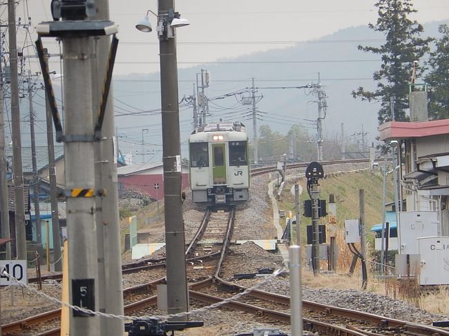 ４月１日、東武東上線小川町駅で、午前７時５４分発の八高線に乗り継いで高崎駅迄行った。　その間に見られる春の風景を写真撮影した。<br /><br /><br /><br /><br />＊写真は小川町駅で八高線の列車が入線しているところ