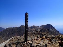 残雪を横目に見ながら　星生山