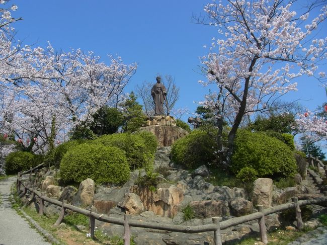 桜満開の下関を歩き回った。先日、高杉晋作の墓のある下関市吉田の東行庵を訪問したばかりだが、その勢いを借りて、高杉晋作のゆかりの地をさらに歩いた。まずは、旧市内の高台、日和山公園にある高杉晋作の陶像を目指す。東行庵の晋作の像をふたつ見たばかりだが、この日和山の陶像は、大きさは凌ぐ。