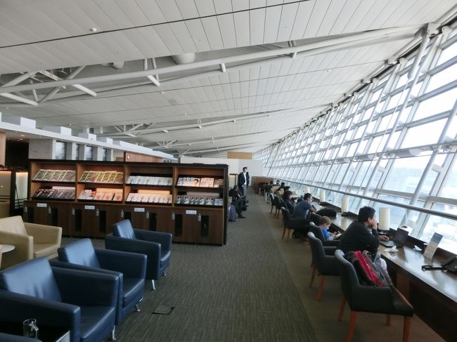 「海外旅行の楽しみは空港ラウンジから」<br />これは私が昔から感じていることである。特に国際線のビジネスクラスのラウンジは豪華で海外旅行の門出を祝う最高の場所となる。ラウンジ内にはアルコールを含めて食材も豊富にそろっているので出発前の乾杯と腹ごしらえに丁度いい。ただし、航空会社や所在地による施設やサービスの差が大きいのが難点であるが…。<br />今回は大韓航空を利用して「名古屋→ソウル→バリ島」に飛び、スカイチームのビジネスラウンジを利用した。座席はエコノミーで大韓航空のホームページから最安値のエコノミーチケットを購入した。名古屋(ソウル経由)バリ島往復で燃油・税金等含んだ総額が56230円。春休み突入シーズンにしては結構安い!<br />ビジネスクラスのチケットを買う余裕はないので、裏ワザを使ってラウンジに入場したのである。詳細は以下の本文にて。<br />写真:ソウル「インチョン空港」のKALラウンジ<br /><br />私のホームページに旅行記多数あり。<br />『第二の人生を豊かに』<br />http://www.e-funahashi.jp/<br />(新刊『夢の豪華客船クルーズの旅<br />ー大衆レジャーとなった世界の船旅ー』案内あり)