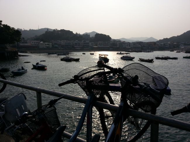 香港滞在中のある日、南Ｙ（マヤ）島へハイキングに行って来ました。<br /><br />香港島のセントラル・フェリー乗り場から、北側の榕樹湾行き、南側の索罟湾行きと２つのルートでフェリーが運航しています。<br /><br />2時間程度のハイキングが楽しめます。<br />