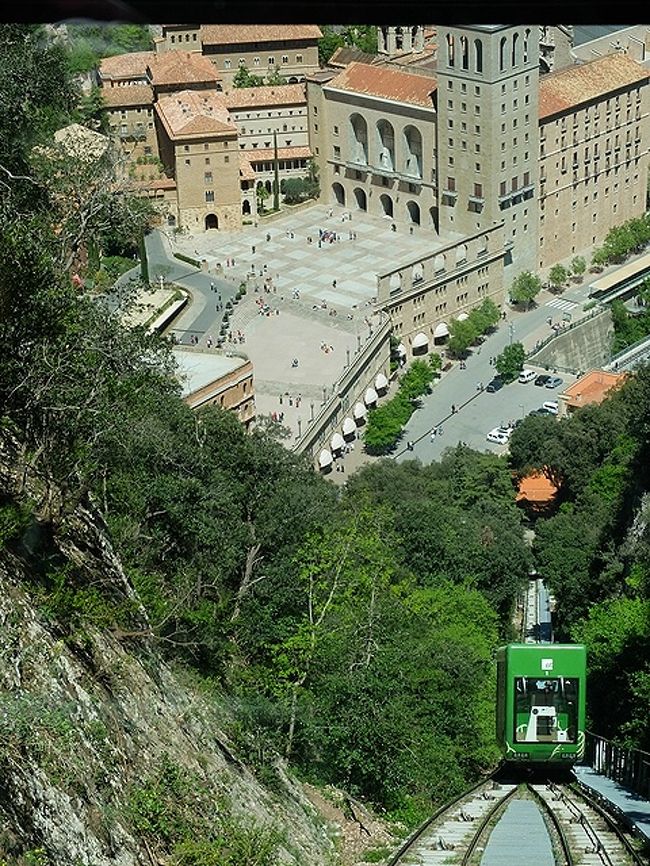 この日は南米後のカタルーニャ最終日。<br />明日はバルセロナを出てアジアに戻るから、もう一ヶ所、二人ともまだ行った事の無い所へ行ってみよう。<br />…と話を突き合わせてみると、バルセロナから見て北西郊外にあるモンセラットが候補に。<br /><br />モンセラットは、ノコギリ山という意味がある標高１２３５ｍの岩山。<br />その中腹に立つベネディクト会修道院付属の大聖堂とそこに安置されているラ・モレネータと呼ばれる黒いマリア像が有名なカタルーニャの聖地。<br /><br />元々はスペイン全土から巡礼者が訪れる聖なる場所なんですが、今ではSUR SHAGHAIとその旦那のような俗人でもふらりと行ける観光地にもなっているらしい。<br />じゃ、お天気もいいし、ドライブも途中の景色も楽しみながら行ってみよう！と決定。<br />バルセロナから日帰りで訪れてみます。<br /><br /><br />表紙の画像は、サン・ジュアン展望台へと上り下りする登山鉄道フニクラから見下ろした大聖堂のあたり。<br /><br />