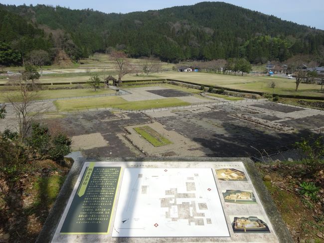 「一乗谷城」は「福井市」にある、かつて「越前国」を支配した「戦国大名」の「朝倉氏館」のある「遺構」です。<br /><br />「一乗谷の南北」に「城戸」を設けて「長さ約1.7km」に「朝倉館(武家屋敷)」をはじめ「侍屋敷」「寺院」「職人や商人の町屋」が「計画的に整備された道路」の両面に立ち並び「日本有数の城下町」を形成していました(ウィキ)。<br /><br />「日本100名城」に選ばれています。