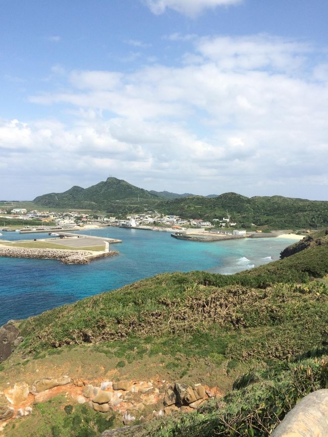 2014年3月に沖縄県・与那国島に行きました。<br /><br />ここでは3日目（→　http://4travel.jp/travelogue/10996527<br />　からの続き）を掲載します。<br /><br />前日の夜与那国島に泊まり、この日は最終便で石垣島を経由して那覇まで行きました。<br />この日は、晴れて雲と雲の間から日が差し込む、やっとで沖縄らしい天気になりました。<br /><br />この日は、まず海底遺跡をグラスボートで見に行きました。グラスボートを運航している業者は何社かあるのですが、どれも値段が高い。その中で比較的低価格だった「もすらのたまご」さんのグラスボートを予約しました。電話でかけてもつながらず、諦めていたのですが、前日夕日を見に行く途中に久部良の集落に看板を見つけたので、直接店舗に訪れて予約。（団体がいたので、この時点で催行決定でした。）<br /><br />そのあとは、前日に行かなかった島一番の観光名所「ドクターコトー診療所」のロケセットなどを見て一日過ごしました。<br /><br /><br />【行程】<br />久部良港→グラスボート→海底遺跡見学→久部良港<br />一日レンタカーで与那国観光<br /><br />与那国空港（18：30）→RAC746便→石垣空港（19：05着）<br />石垣空港（19：30）→JTA708便→那覇空港（20：35着）<br />那覇空港駅→ゆいレール→牧志駅<br /><br />沖縄サンプラザホテル（泊）<br /><br />