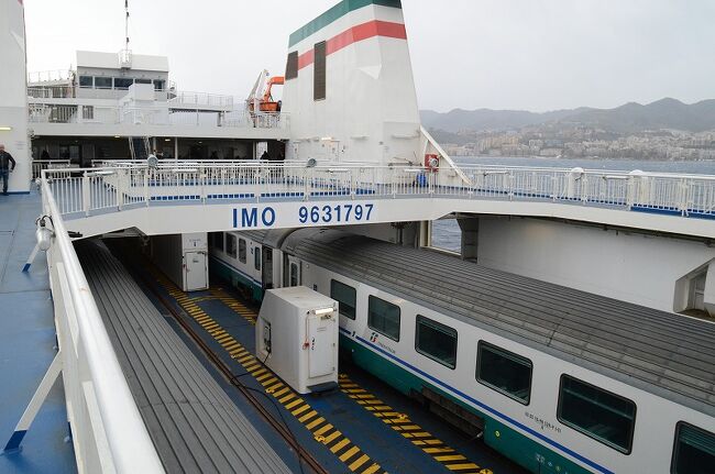 　イタリアには、国内の鉄道路線としてローマ発パレルモ／シラクーザ行きという長距離路線があります。日本でいえば東京発松山・徳島行きのようなものですが、シチリア島へ渡るメッシーナ海峡には橋が架かっていません。かつて宇高連絡が貨物列車をフェリーで四国へ渡したように、ここでは、乗客の乗った列車をそのままフェリー積み込み、シチリアまで直通運転をしています。宇高連絡線も青函連絡船もなくなった日本では想像のつかないことですが、列車ごと運んでしまうおうとする乗客サービスとエネルギー効率の悪い輸送方法に興味を持ち、今回シチリアに向かうにあたり、一日かけてこの渡り鳥ラインを楽しむことにしました。使用する列車はナポリ発９：５０インターシティ７２３。乗車するナポリから本土側の終点ヴィラ・サン・ジオバーニまでが約４５０Km。掛川?宇野の距離に相当します。メッシーナ海峡を渡り終点パレルモまでは約２３０Km。乗車時間は９時間１０分の予定です。