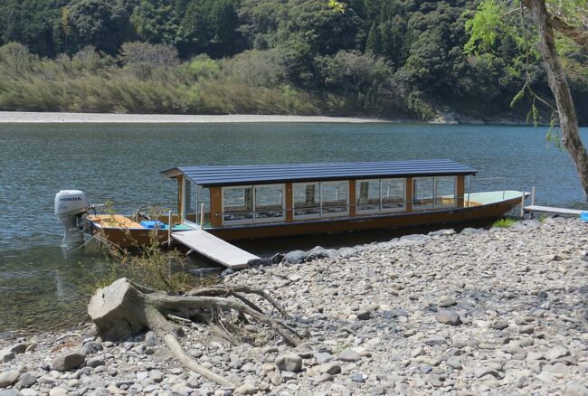 桂浜の見学を終え、次は清流で有名な四万十川に向かいました。川の途中にダムが建設されていないことから、『(日本)最後の清流』とも呼ばれています。