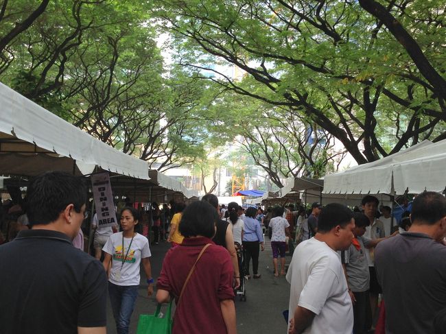 マニラの中心地マカティ Makati 、サルセド地区 Salcedo Village で毎週土曜に開かれるマーケットに行ってきました。周辺は外国人も多く住む地域で、アジア的な市場というよりは欧米のファーマーズマーケットのような雰囲気で、新鮮な野菜や魚、オーガニック商品や伝統菓子、フィリピンらしく魚や肉の串焼きの煙も上がる明るく楽しいマーケットです。<br /><br />Salcedo Community Market - Facebook<br />https://www.facebook.com/SalcedoMarket<br /><br />Asian Journal<br />&quot;5 reasons to visit the Salcedo Community Market”<br />http://asianjournal.com/lifestyle/5-reasons-to-visit-the-salcedo-community-market/