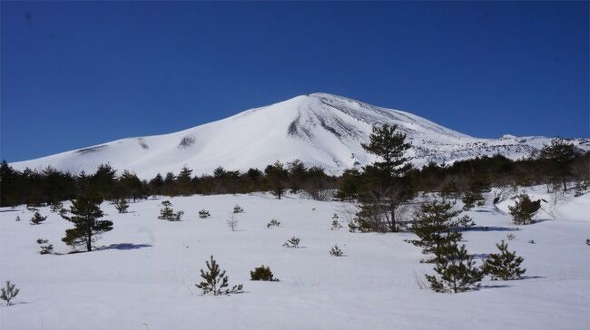 日本のクラシックリゾートホテル 軽井沢万平ホテルでレトロを楽しむ<br />http://4travel.jp/travelogue/10998410<br />の続き、群馬長野1泊旅行その4です。<br />今日の予定は特に無いので、お天気も良いし、まずは、浅間山の見えるあたりまで、ドライブしてみる事にしました。<br />途中で、白糸の滝に寄り、鬼押し出しあたりまで行ってみました。<br />午後は、プリンスＳＰで買い物でもして帰るつもりだったので、星野リゾート近くの｢軽井沢野鳥の森｣を散策してから アウトレットで昼食と買い物。<br />朝から夕方まで、気ままに軽井沢あたりを廻ってきました。<br />