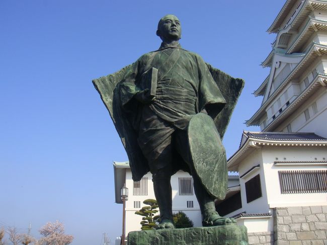 長塚 節(ながつか たかし)とは…<br />パンフレットは【正岡子規の門下生アララギ派の代表歌人長塚節は不朽の名作小説「土」の作者でもあります。その生家は数々の遺品とともに保存され、当時の雰囲気を残しています。】<br />遠い昔、モノクロ映画で「土」を見ました。小学校の校庭に白い幕を張り、蓆(むしろ)の上に座り鑑賞しました。<br />昭和30年代です。内容は暗く地味な映画の印象がありました。<br />その舞台がしんちゃんの住んでいる鬼怒川の下流、茨城県常総市(旧結城郡石下町)と知ったのはだいぶ後の大人になってからです。<br />名前も“せつ”と読んでいました。“たかし”が正解なんですね。<br /><br />今回の観光でどんな場所なのかを見学してきました。