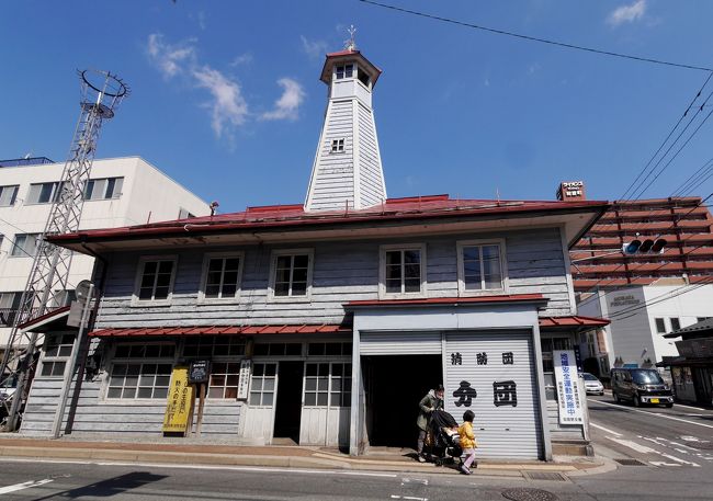 1210発のIGRいわて銀河鉄道で二戸に向かうまでの待ち時間，盛岡市紺屋町界隈を散歩した．2008年4月以来7年ぶりの訪問．あいにく岩手銀行旧本店は修理中だがもりおか信用金庫本店，ござ九，紺屋町番屋，旧井弥商店など由緒ある建物を見学できた．明治から昭和にかけてここがとてもさかえたことがわかる．近代的なビルの中にところどころ古い家が点在している．全体の街を本当は復元できるとすごいと思うが．ドイツの街のように全部復元したら素敵だろうね．さらに石割桜まで歩いた．残念ながらまだつぼみ．1148タクシーで盛岡駅に向かう．